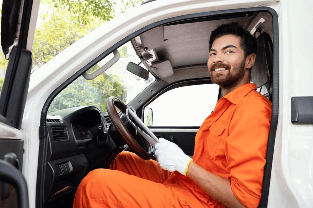 Asesor y cliente en concesionario de coches